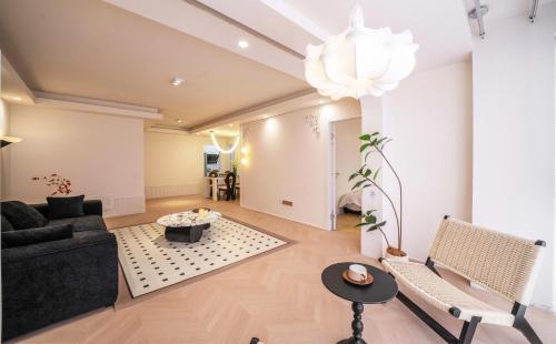 - un salon avec un canapé et un lustre dans l'établissement Moli B&B-Right on Nanjing East Road the Bund 2-Bedrooms with Elevator Apart ment Near the subway, à Shanghai