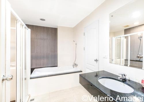 une salle de bains avec lavabo et baignoire dans l'établissement Phuket Villa Patong Beach by PHR, à Patong Beach