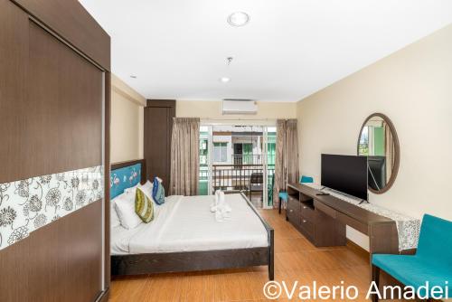 une chambre d'hôtel avec un lit et une télévision dans l'établissement Phuket Villa Patong Beach by PHR, à Patong Beach