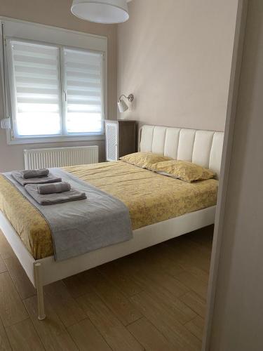 a bedroom with a large bed with a window at Seebloom in Perea