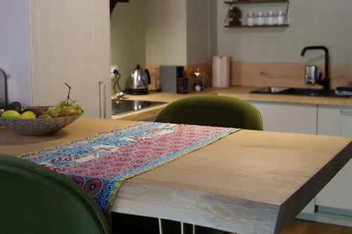- une table avec un bol de fruits dans l'établissement Villa Cap sur le Ferret , charme et confort, à Lège-Cap-Ferret