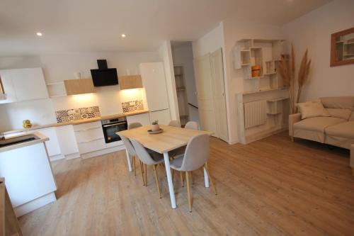 une cuisine et un salon avec une table et des chaises dans l'établissement Le Boutigué, à Collioure