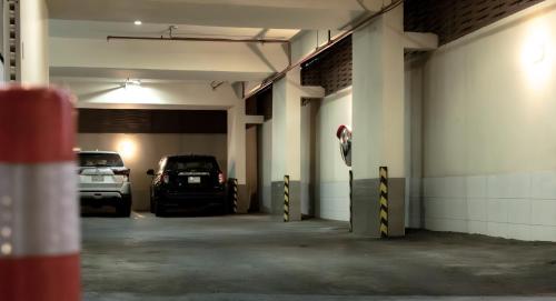 a parking garage with a car parked in it at شقق البيلسان الذهبي للشقق المخدومة - اقتصادي in Quai