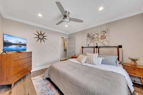 Ένα ή περισσότερα κρεβάτια σε δωμάτιο στο "the Peach" Downtown Condo W Balcony, Sleeps 4