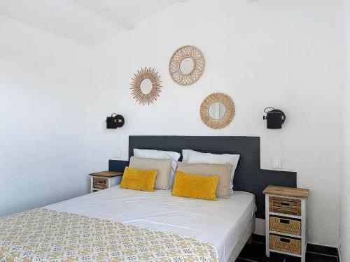 Ένα ή περισσότερα κρεβάτια σε δωμάτιο στο Mini Villa Santa Giulia double vue mer à 5 min de la plage à pied