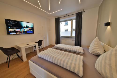 a bedroom with a bed and a tv on the wall at Apartment Funkenberg in Müden
