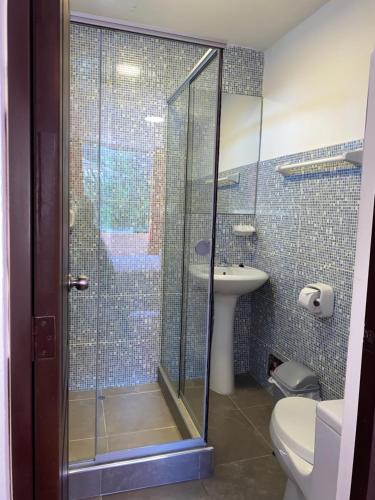 Ένα μπάνιο στο Adriano's Deluxe Apartments 1