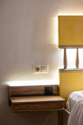 a bedroom with a bed and a lamp on a table at Matzato in Monodendri