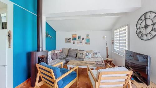 un salon avec un canapé, une table et des chaises dans l'établissement V-Passerelle 01-Vieux Boucau Jolie maison proche océan et plage avec terrasse ensoleillée, à Vieux-Boucau-les-Bains