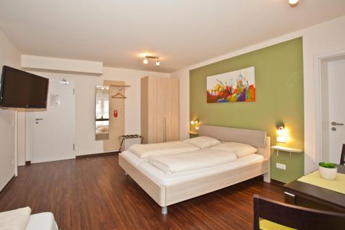 Postel nebo postele na pokoji v ubytování Frühstückshotel Landgasthof Kramer