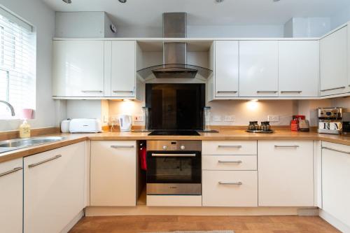 Kuchyň nebo kuchyňský kout v ubytování Leamington 4BR 4BA Executive