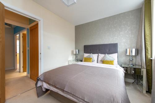 Postel nebo postele na pokoji v ubytování Leamington 4BR 4BA Executive