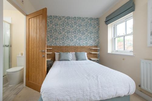 Postel nebo postele na pokoji v ubytování Leamington 4BR 4BA Executive