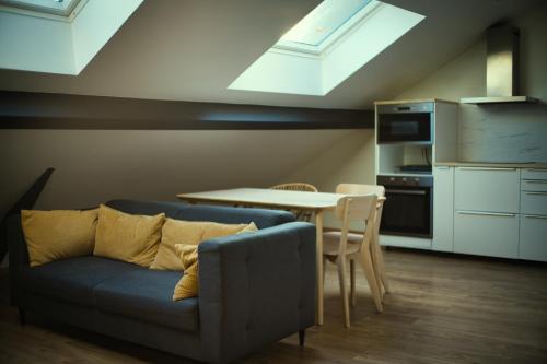 un salon avec un canapé et une table dans l'établissement Chambres 18m2, SDB PV, Centre, WIFI, Appart 100m2, à Tourcoing