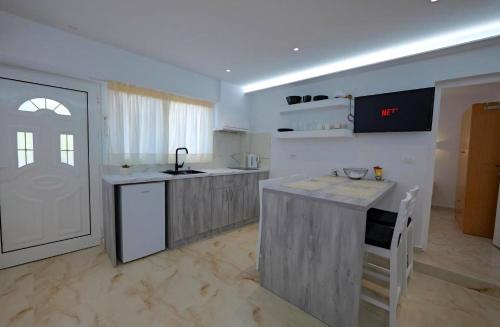 una cucina con lavello e piano di lavoro di Thea Studios a Sarandë