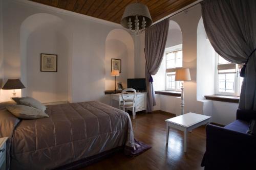 a bedroom with a bed and a desk in a room at Despotiko in Portariá