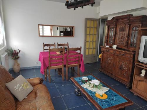 a living room with a table and a couch at Mimi in Quend