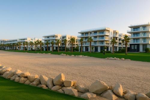 塞得港Family-Friendly Stays at Porto Said Chalets的一组公寓楼,后面有棕榈树