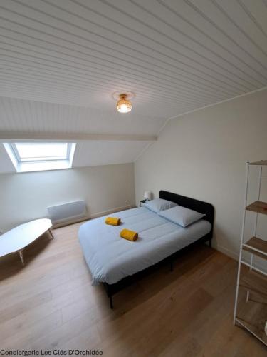- une chambre avec un lit doté de 2 oreillers jaunes dans l'établissement L'Escapade en Loire, à Saumur