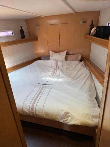 1 cama blanca grande en una habitación pequeña en Beverflor des mers, en Sitges