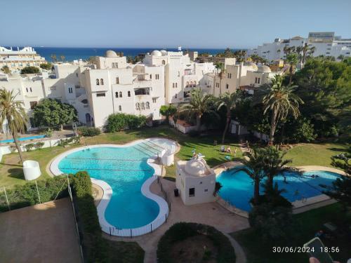 Swimmingpoolen hos eller tæt på apartamento albaida