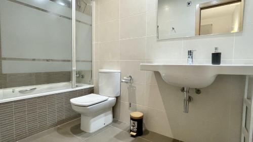 レスタルティットにあるDARSENA A BX 1 Apartamentのトイレと洗面台付きのバスルーム