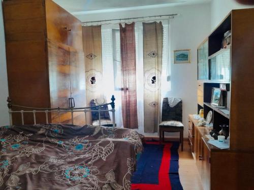 ein Schlafzimmer mit einem Bett und einer Kommode in der Unterkunft Pippa in Korçë