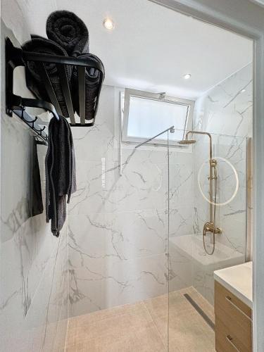 La salle de bains est pourvue d'une douche et d'une cabine de douche en verre. dans l'établissement 2 pièces à 5 minutes des plages avec Parking, à Antibes