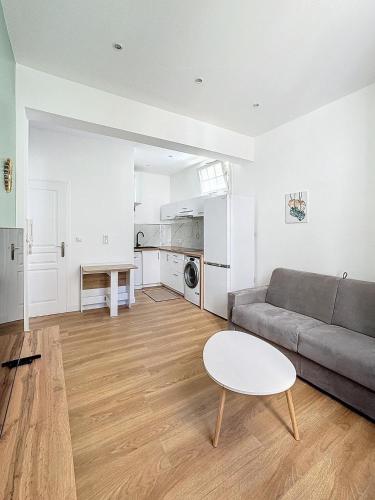 un salon avec un canapé et une table dans l'établissement 2 pièces à 5 minutes des plages avec Parking, à Antibes