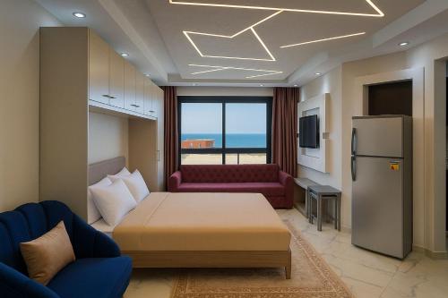 El-ManâkhEscape to a Luxury Chalet in Porto Said的客房设有床、沙发和冰箱。