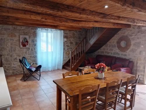 une salle à manger avec une table et des chaises en bois dans l'établissement La Lauzet, à Paulhe