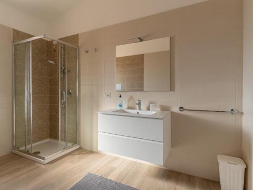 een badkamer met een wastafel en een douche bij Rupes House in Roccella Ionica