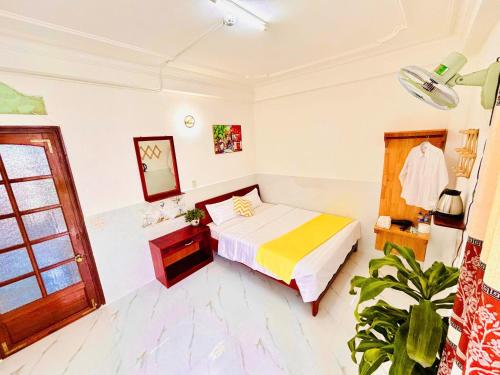 a bedroom with a bed in a room at holtel Tâm An in Da Lat