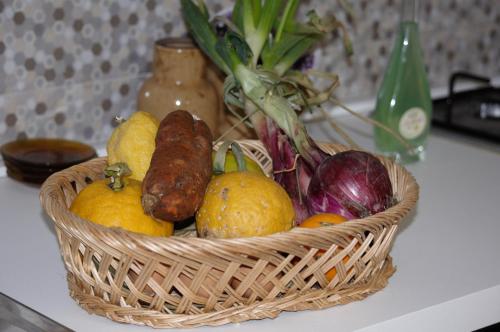 a basket of fruit and vegetables on a counter at Un Sogno in Riva al Mare in Belmonte Calabro