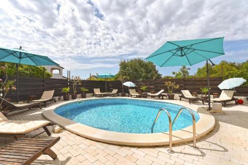 Cozy flat with balcony, pool access and full amenities