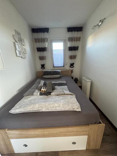 a bedroom with a large bed and a window at Ferienbungalow Muranko am Kiessee in Krugsdorf
