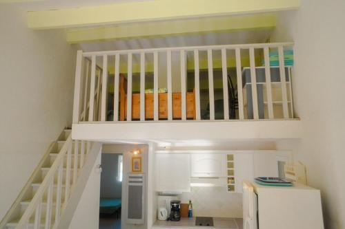 une petite cuisine avec un escalier dans une maison dans l'établissement Aux portes de la Nature, au Cap d'Agde