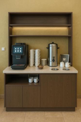 encimera con cafetera y microondas en Resort Klewinowo, en Klewinowo