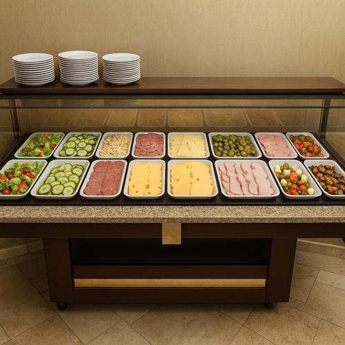 Una vitrina con muchos tipos diferentes de alimentos. en Resort Klewinowo, en Klewinowo