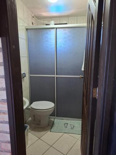 a bathroom with a shower stall with a toilet at Chalé com vista baía de Antonina- Pousada Porto Feliz in Antonina