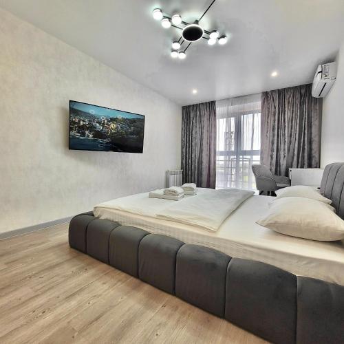 una camera da letto con un letto grande in una stanza di ApartPoltava Graphite Luxe Ремонт 2025 Престижна новобудова в ЦЕНТРІ міста a Poltava
