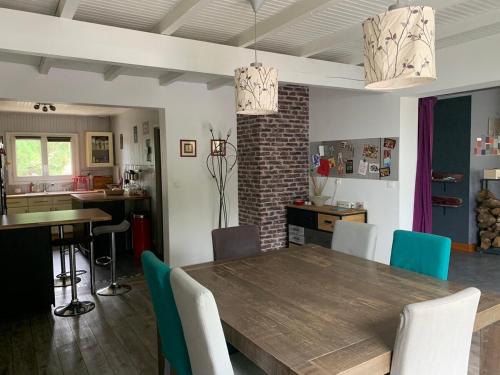 - une salle à manger et une cuisine avec une table et des chaises en bois dans l'établissement Loft-style house, close to downtown and shops, à Vannes