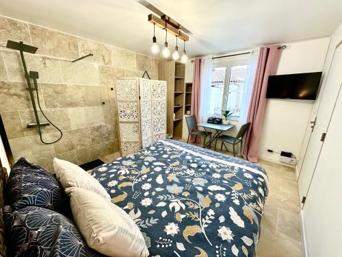 TV a/nebo společenská místnost v ubytování La Chambre Améthyste
