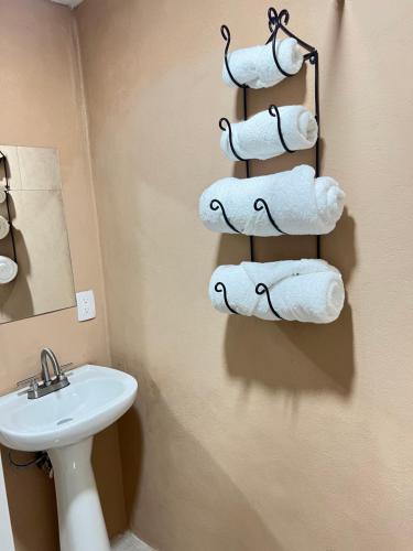 Bilik mandi di Hotel Sicarú