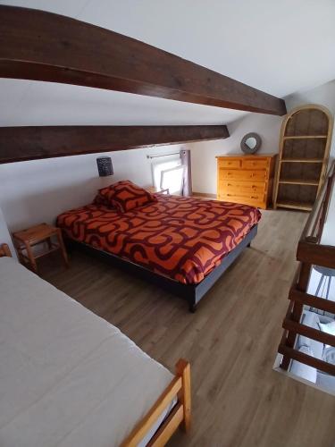 - une chambre avec un lit et un escalier dans l'établissement Appartement 2 chambres dans la marina, à Saint Cyprien Plage