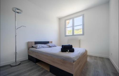 - une chambre avec un lit et une valise dans l'établissement T5 Confort & Style - a deux pas de la piscine Olympique, gare et commerces, à Montpellier