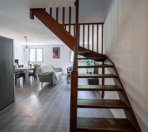 un escalier en bois menant à un salon et une salle à manger dans l'établissement T5 Confort & Style - a deux pas de la piscine Olympique, gare et commerces, à Montpellier