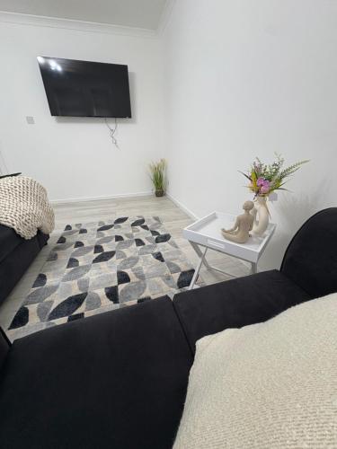 TV a/nebo společenská místnost v ubytování Cozy 3 Bed Home, Free Parking 8 min to City Centre