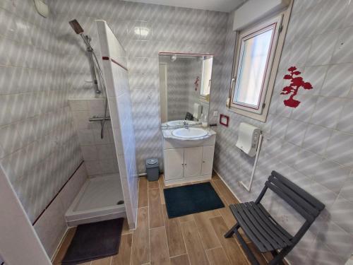 une salle de bain avec une douche, un lavabo et des toilettes dans l'établissement Le Luna - Fréjus, à Fréjus