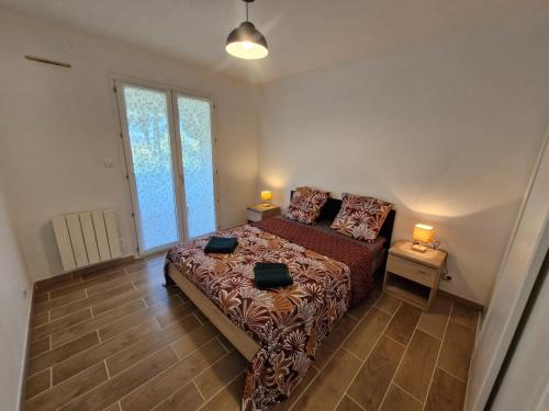 une chambre avec un lit avec deux lampes dessus dans l'établissement Le Luna - Fréjus, à Fréjus